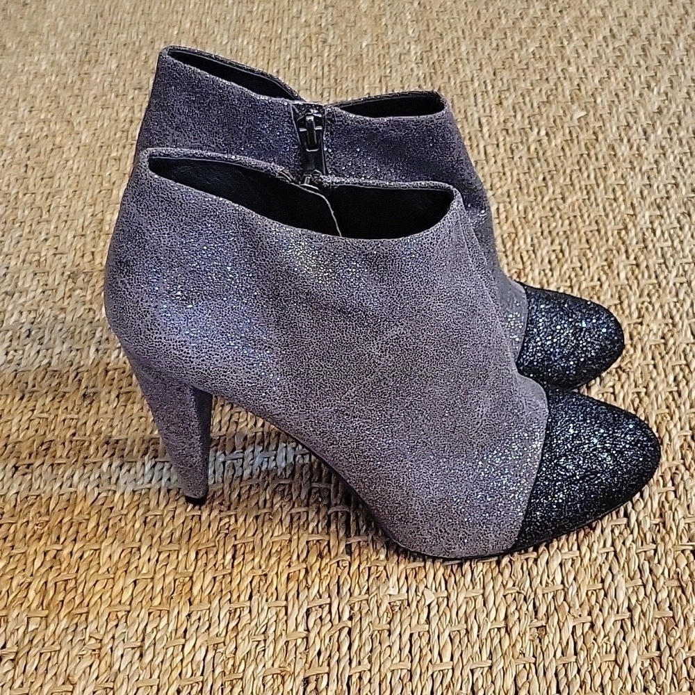 VINCE CAMUTO gray and black leather sparkle bootie shoes. Size is 8 or 38.